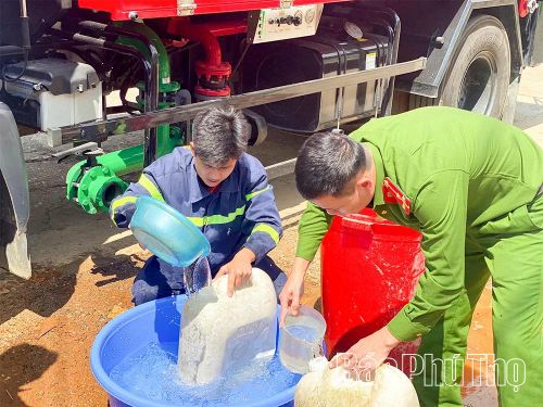 Mỗi giọt nước được cán bộ, chiến sĩ Đội Cảnh sát CC&amp;CNCH khu vực Mai Châu mang đến xã vùng cao Pà Cò là một hành trình sẻ chia và trách nhiệm.