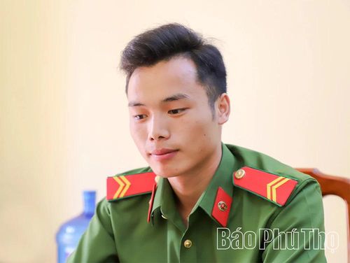 Hạ sĩ Phàng A Thành, chàng trai người Mông chia sẻ về những hành trình “cõng nước” lên miền đá khát để giúp đỡ bà con dân bản.