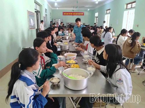 Bữa ăn bán trú tại Trường phổ thông Dân tộc bán trú THCS Đồng Sơn, xã Lai Đồng được kiểm soát chặt chẽ từ khâu lựa chọn nguyên liệu đến chế biến, bảo đảm an toàn cho học sinh.