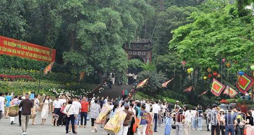 Đông đảo người dân và du khách tham dự Giỗ Tổ Hùng Vương - Lễ hội Đền Hùng năm Bính Ngọ 2026.