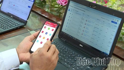 Giáo viên Trường THPT Võ Thị Sáu, xã Xuân Lãng thực hiện nhập điểm, cập nhật thông tin học sinh trên hệ thống học bạ số, góp phần nâng cao hiệu quả quản lý giáo dục.