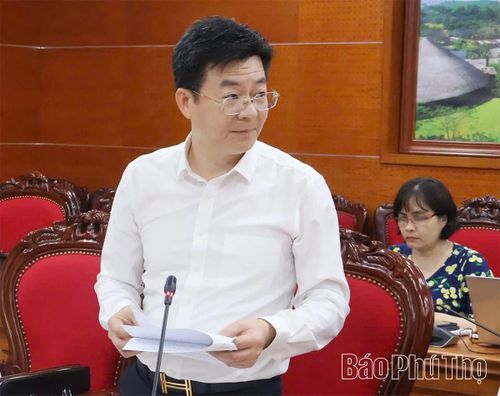 Chủ tịch UBND xã Lương Sơn báo cáo một số khó khăn, vướng mắc khi triển khai dự án đầu tư công trên địa bàn.