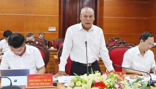 Giám đốc BQLDA khu vực Hòa Bình báo cáo tiến độ giải ngân các dự án đầu tư công tại cuộc họp.