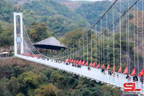 Cầu kính Bạch Long tại Khu du lịch Mộc Châu Island thu hút đông đảo du khách tham quan.Ảnh: PV