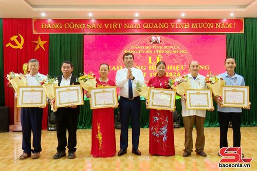 Lãnh đạo xã Chiềng Mung trao huy hiệu 30 năm tuổi Đảng cho các đảng viên.
