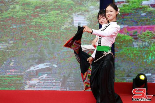 Múa khăn piêu của đồng bào Thái.