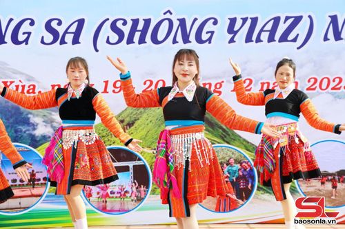 Các điệu múa của đồng bào Mông Tà Xùa trở thành sản phẩm du lịch độc đáo.