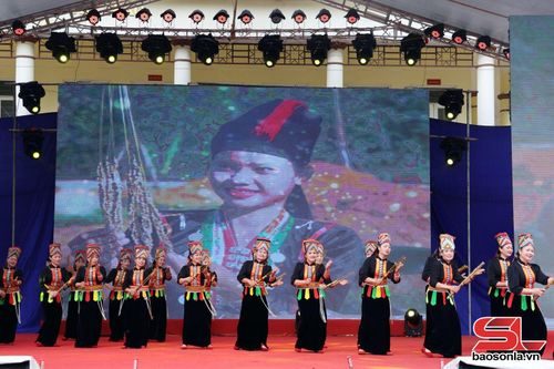 Liên hoan các Câu lạc bộ dân vũ tại Triển lãm "Hương sắc vùng cao".