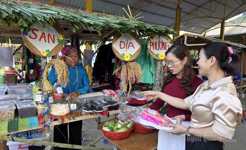 Gian hàng trưng bày sản vật của các thôn thu hút nhiều du khách.