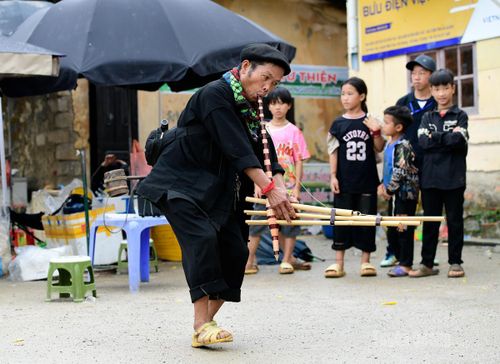 Tại phiên chợ diễn ra nhiều hoạt động văn hóa đặc sắc phục vụ nhân dân và du khách.