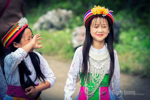 Những em bé theo gia đình hòa cùng ngày hội.