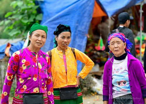 Người dân rộn ràng xuống chợ.
