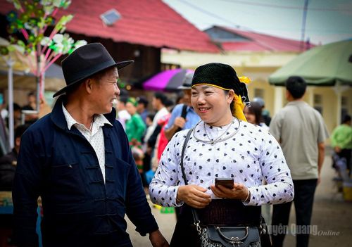 Phiên chợ còn là nơi gặp gỡ của tình yêu, của ký ức, của nghĩa tình và sự thủy chung son sắt.