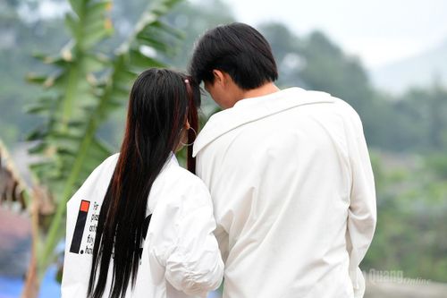 Những người đến chợ tình có thể còn độc thân, đã có người yêu, cũng có thể đã có chồng. Cũng có thể cả hai vợ chồng cùng đến chợ, nhưng rồi lại tách ra để đi tìm người cũ của mình. Họ không ghen tuông, không cấm cản, đó cũng là một nét đẹp đặc trưng của chợ tình Khâu Vai.