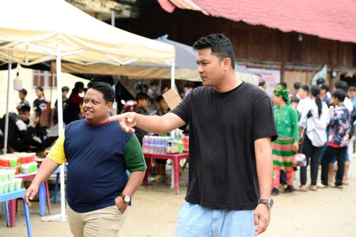 Du khách nước ngoài tìm về Chợ tình Khâu Vai để tham quan và khám phá nét văn hóa đặc trưng.