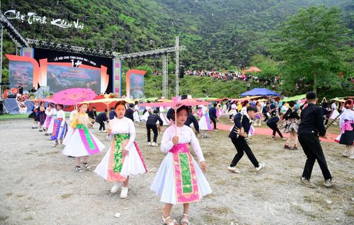 Trong khuôn khổ phiên chợ tình diễn ra nhiều hoạt động văn hóa, thể thao và trò chơi dân gian đặc sắc, thu hút đông đảo người dân cùng du khách tham gia trải nghiệm.