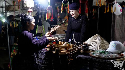 Du khách “hóa thân” thành những cô gái Tày để trải nghiệm chợ đêm Cốc Lùng.