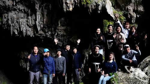 Du khách tham quan hang Pác Chản nơi gắn liền với truyền thuyết ông Tài Ngào.