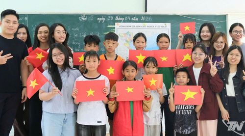 Đoàn du khách du lịch tình nguyện tại Bản Tèn, xã Văn Lăng.