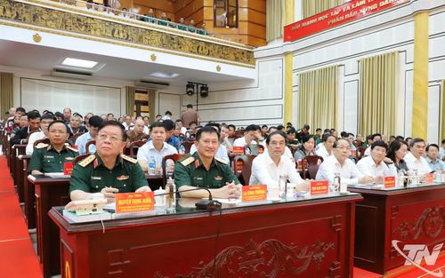 Đại tướng Nguyễn Trọng Nghĩa và các đại biểu dự buổi gặp mặt.