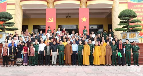 Các đại biểu chụp ảnh lưu niệm.