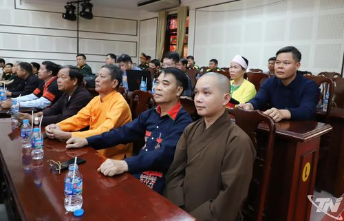 Các già làng, trưởng bản, người có uy tín, chức sắc tôn giáo dự buổi gặp mặt.