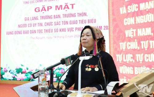 Bà Sầm Thị Xanh, bản Hoa Tiến, xã Châu Tiến, tỉnh Nghệ An, chia sẻ tại buổi gặp mặt.
