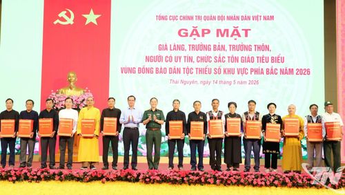 Bộ trưởng Bộ Dân tộc và Tôn giáo Nguyễn Đình Khang trao quà cho các đại biểu.
