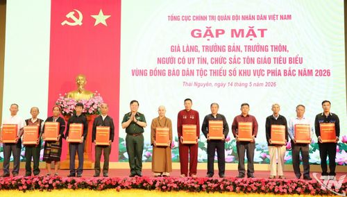 Đại tướng Nguyễn Trọng Nghĩa trao quà cho các đại biểu.