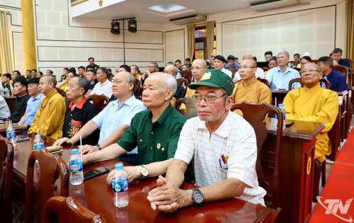 Các già làng, trưởng bản, người có uy tín, chức sắc tôn giáo dự buổi gặp mặt.