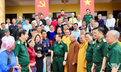 Đại tướng Nguyễn Trọng Nghĩa và các đại biểu.