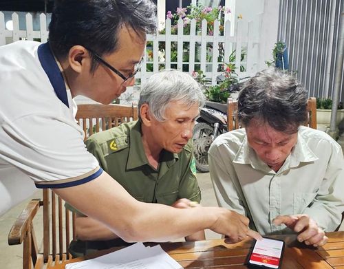 Người dân phường Thủy Xuân được cán bộ địa phương hướng dẫn sử dụng dịch vụ công trực tuyến
