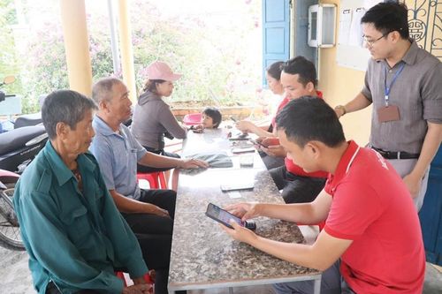 Người dân xã Phú Vinh được hỗ trợ cài đặt, sử dụng các ứng dụng số và dịch vụ công trực tuyến