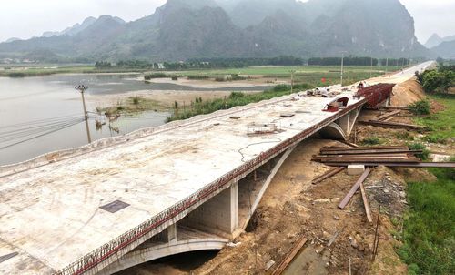 Các sở, ngành chức năng của tỉnh đang triển khai nhiều giải pháp đồng bộ nhằm tháo gỡ khó khăn cho các dự án.