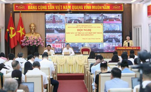 Bà Nguyễn Thị Thu Hà, Phó Trưởng Đoàn Đại biểu Quốc hội tỉnh Quảng Ninh phát biểu tại hội nghị. Ảnh: Đức Minh
