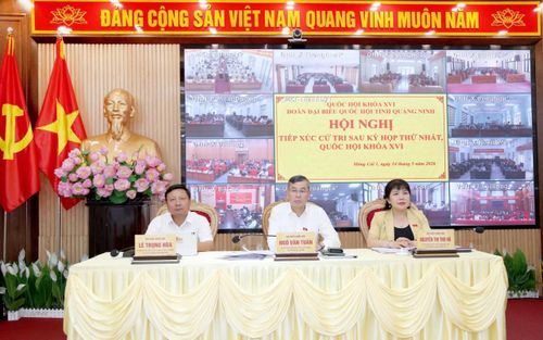 Bộ trưởng Bộ Tài chính Ngô Văn Tuấn cùng đoàn đại biểu Quốc hội tỉnh Quảng Ninh đã tham gia Hội nghị tiếp xúc cử tri. Ảnh: Đức Minh