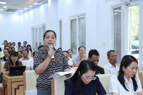 Bà Lê Thị Bình, cử tri phường Móng Cái 1 trình bày kiến nghị. Ảnh: Đức Minh
