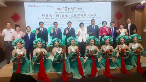 Đại biểu và nghệ sĩ tham gia chương trình