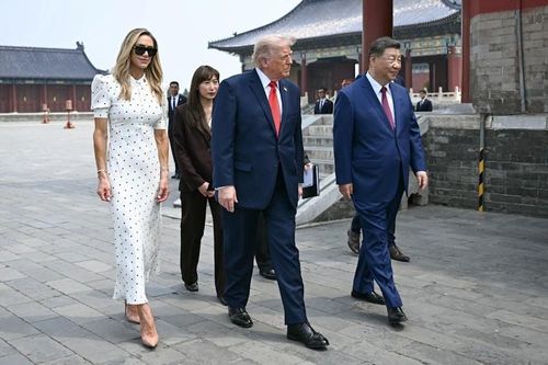 Từ phải sang trái: ông Tập Cận Bình, ông Donald Trump và bà Lara Trump (con dâu của ông Trump). Ảnh: Reuters