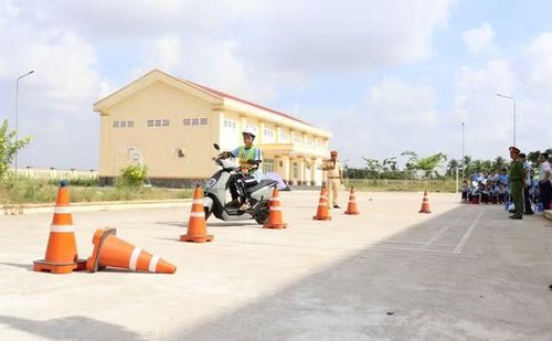 Các em học sinh thực hành lái xe an toàn tại các buổi tuyên truyền của Phòng CSGT Công an tỉnh Cà Mau.