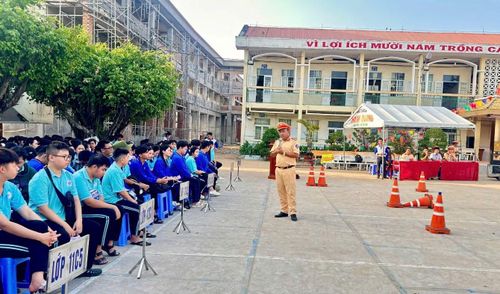 Phòng CSGT Công an Cà Mau tuyên truyền pháp luật về an toàn giao thông tại Trường THPT Gành Hào.
