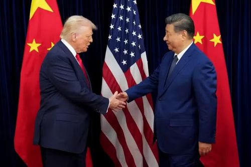 Tổng thống Mỹ Donald Trump chào đón Chủ tịch Trung Quốc Tập Cận Bình trước cuộc gặp song phương tại căn cứ không quân Gimhae tại Busan, Hàn Quốc. Ảnh Getty Images.
