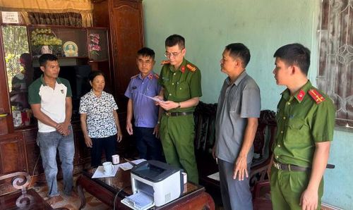 Cơ quan điều tra thi hành lênh khám xét nơi ở của đối tượng Lê Viết Lam (đối tượng ngoài cùng bên trái ảnh).