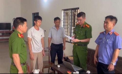 Cơ quan điều tra thi hành lệnh khám xét đối với Lê Văn Hợi (đối tượng mặc áo phông trắng).