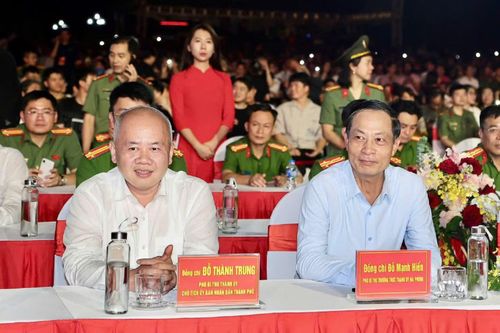 Các đồng chí lãnh đạo TP Hải Phòng và đại biểu tham dự gala.