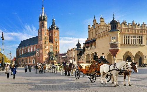 Kraków được biết đến như trái tim văn hóa của Ba Lan. Từ những cung điện Baroque, Gothic và Phục Hưng được bảo tồn tốt trong khu Phố Cổ được UNESCO bảo vệ; tới di sản Do Thái phong phú của khu Kazimierz…Kraków luôn khiến khách du lịch bận rộn khám phá. Ảnh: Shutterstock/k_samurkas