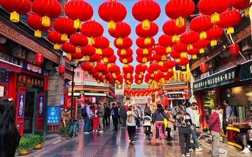 Khách du lịch tham gia tour đi bộ khám phá vẻ đẹp quyến rũ của Thủ đô Bắc Kinh, Trung Quốc qua góc nhìn độc đáo từ Phố cổ Hutong - nơi những con hẻm hình thành theo dãy tứ-hợp-viện, những căn nhà cổ truyền thống có sân, được bao quanh 4 mặt bởi các nhà khác. Ảnh: tripadvisor
