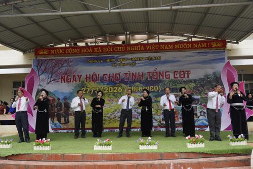 Lời hát trao duyên vang lên giữa chợ tình như gợi lại ký ức, những mối tình một thời dang dở.