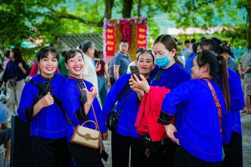 Chợ tình là dịp để tìm lại ký ức, lắng nghe những câu hát gợi nhớ bao kỷ niệm một thời.