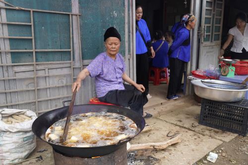 Những món ăn truyền thống của đồng bào vùng cao thu hút nhiều du khách dừng chân thưởng thức tại chợ tình.